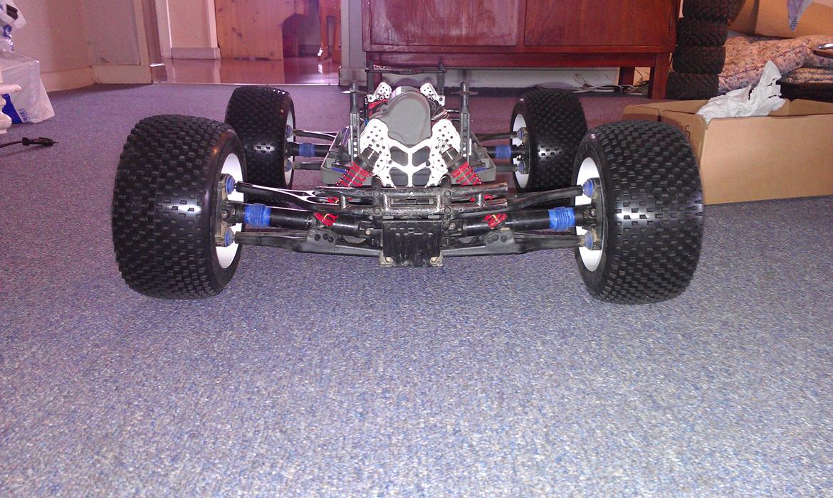 Bil Traxxas E-maxx Bl - skal til race med den, så den blev lagt lidt ned. ser nu os meget porno ud.. ik? billede 10