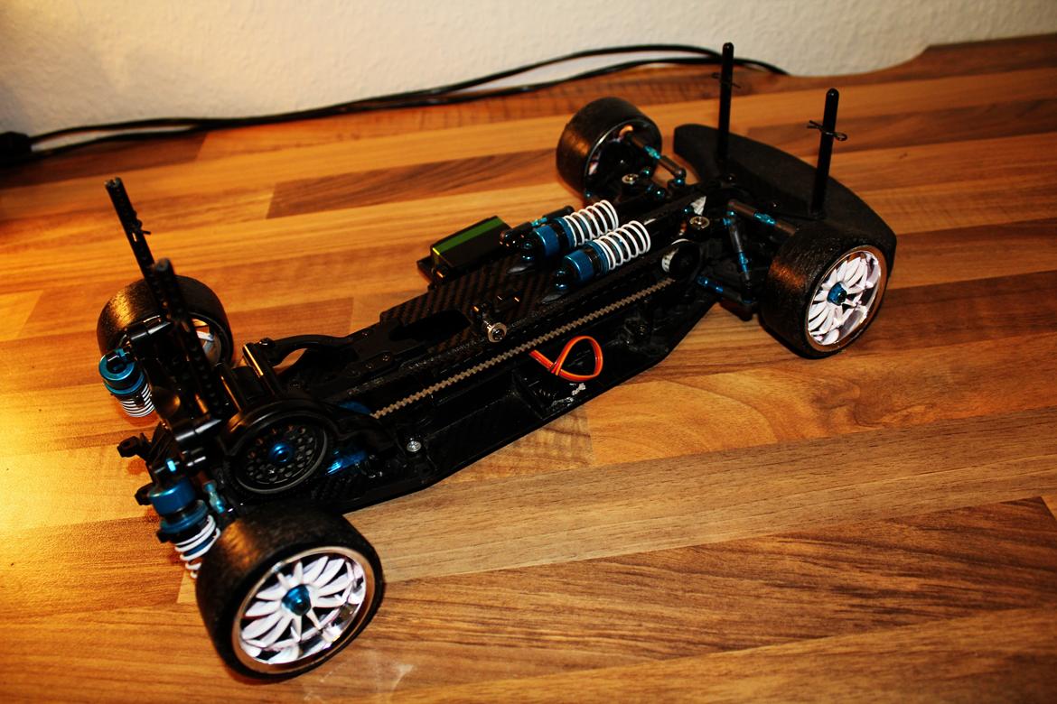 Bil Tamiya TA-06 PRO - Ikke dårligt med kulfiberlooket! Dæmper er rejst op nu.  billede 10