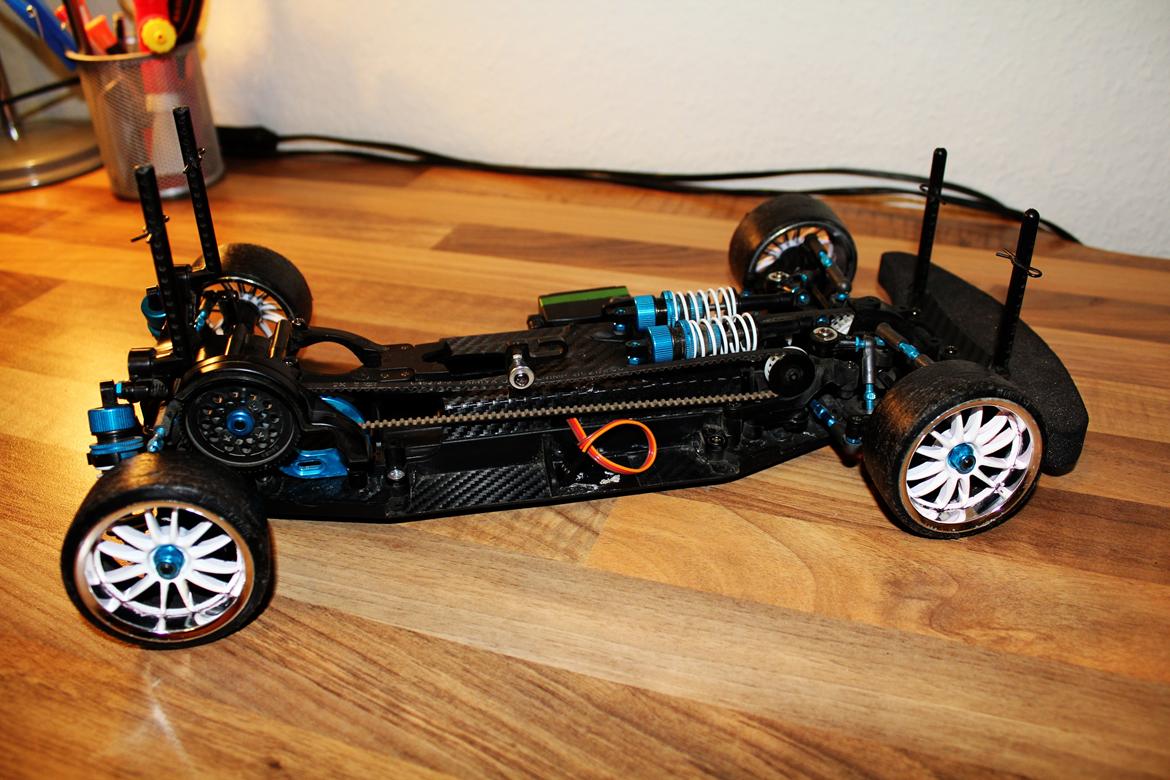 Bil Tamiya TA-06 PRO - Ikke dårligt med kulfiberlooket! Dæmper er rejst op nu.  billede 11