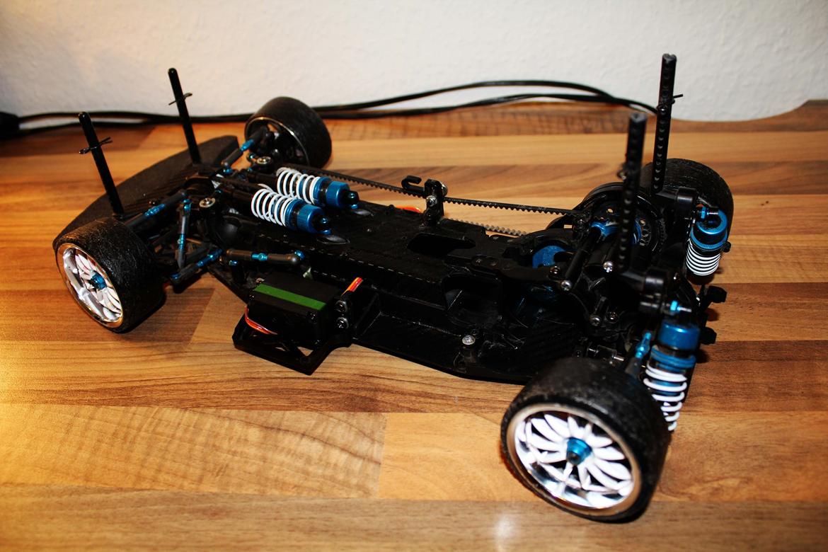 Bil Tamiya TA-06 PRO - Ikke dårligt med kulfiberlooket! Dæmper er rejst op nu.  billede 12