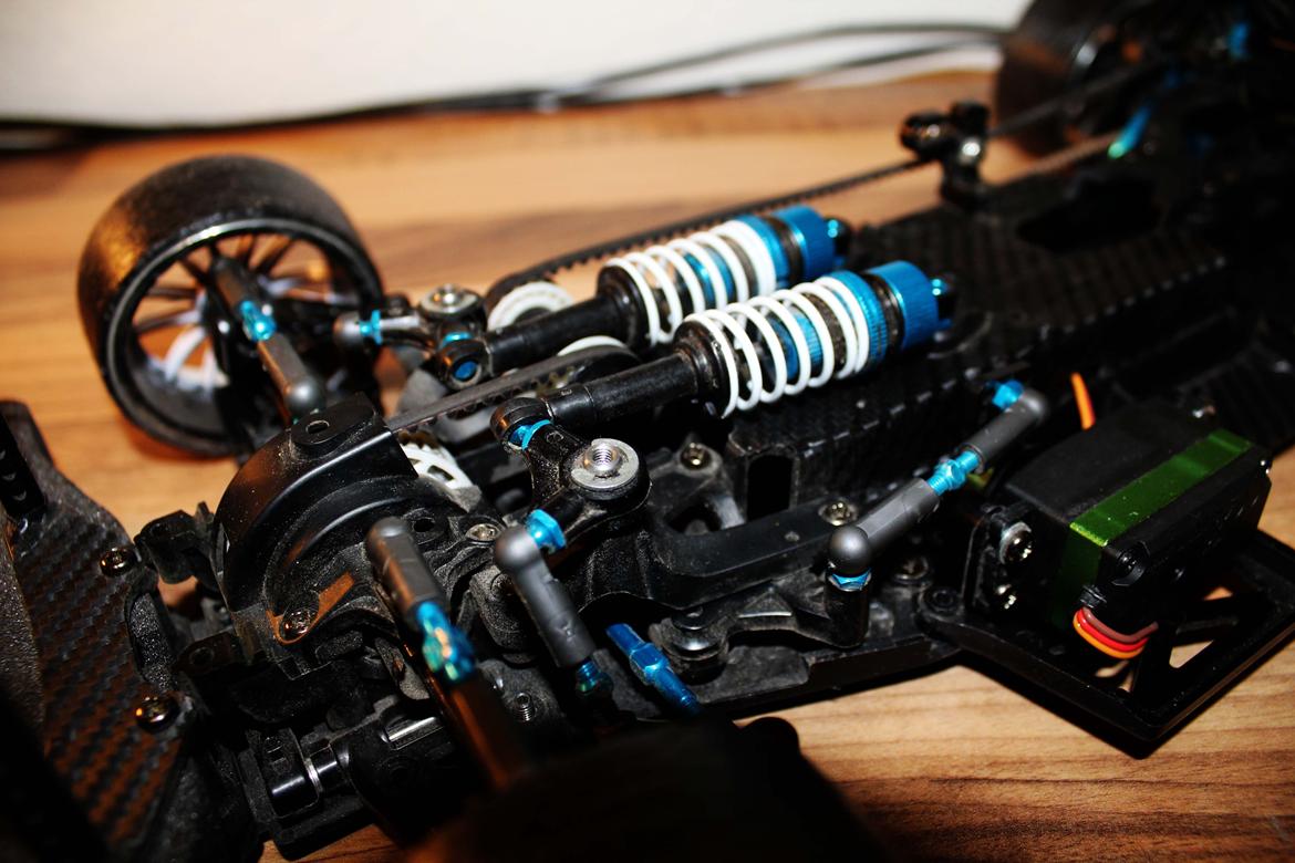 Bil Tamiya TA-06 PRO - De lækre TRF dæmpere. Sikke en forskel der er fra billige plastikdæmpere over til disse prof. dæmpere! Dæmper er rejst op nu.  billede 13