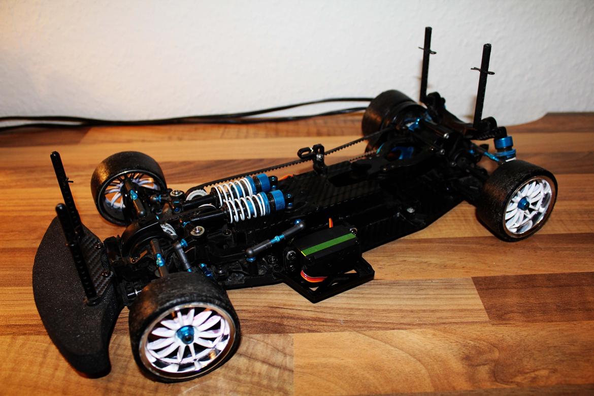 Bil Tamiya TA-06 PRO - Det ser godt ud med det blå alu, men servoen skiller sig desværre lige ud med lidt grønt. billede 14