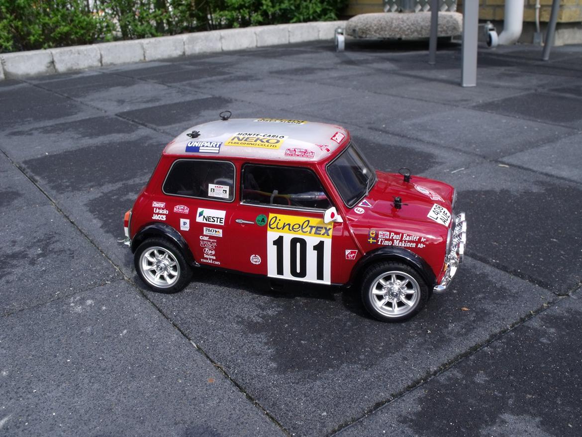 Bil Mini Cooper rally Tamiya M05. - Malet med LRP magic color , tag i perlemors hvid , skærmkanter sort , karosse rød. billede 2