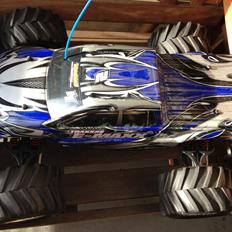 Bil Traxxas E-maxx