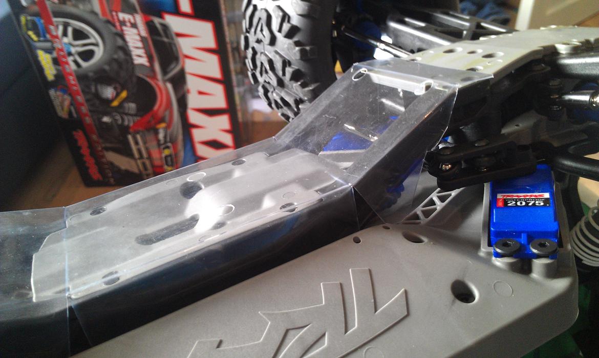 Off-Roader E-Maxx Brushless - så kom der også lige en beskytter så den ikk bliver bombet med grus/sand/sten :) billede 9