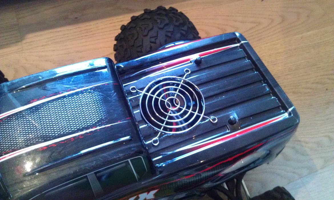 Off-Roader E-Maxx Brushless - så lavede jeg lige et hul i karosse og satte den har fra en computer blæser så den får lidt luft :) billede 12