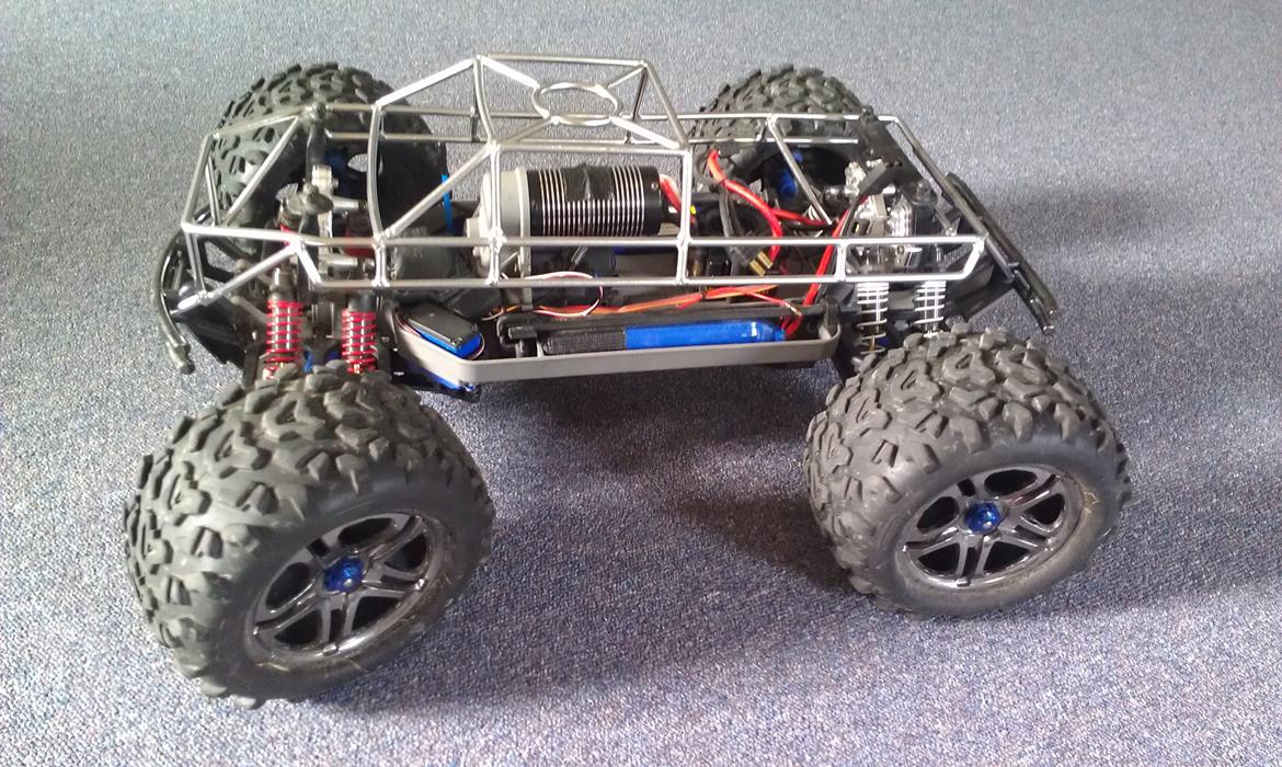Bil Traxxas E-maxx Bl - så fik den bur på. billede 11