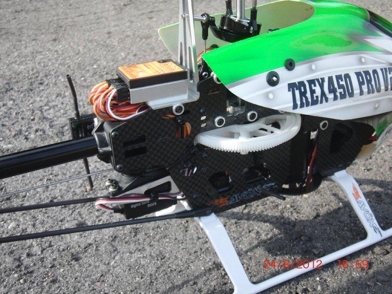 Helikopter Align T-Rex 450 Pro [Brændt] - Her ses installationen af BeastX, Modtager og sattelit. Meget "Clean" trods at jeg måtte fjerne Snake Skin fra servo ledning. billede 5