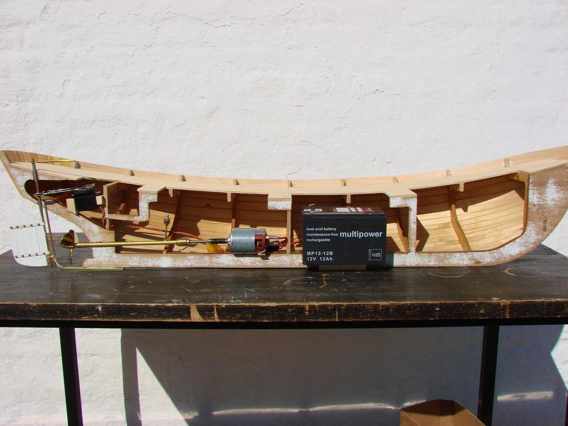 Båd Kystkutter - Her er ror, skrueaksel, motor og batteri prøvemonteret. billede 8