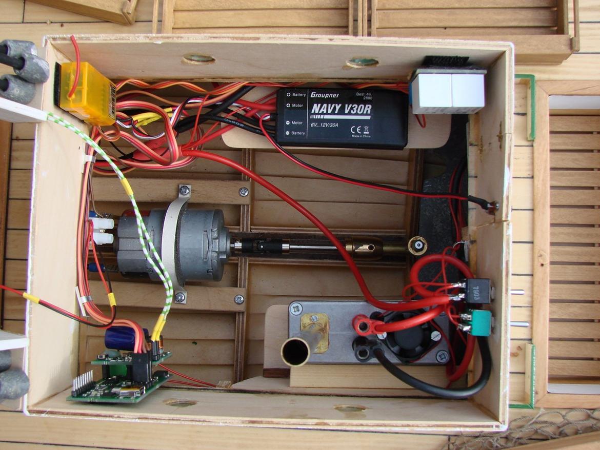 Båd Kystkutter - Et kik ned i maskinrummet. Den indeholder radiomodtager, fartregulator, relæ til lys og røg, røggenerator og lydmodul med forstærker. billede 16