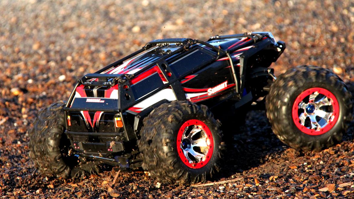 Off-Roader Traxxas Summit - Den sætter sig godt med bagenden i de bløde fjedre!
 billede 13