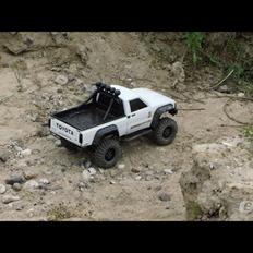 Off-Roader Axial SCX-10 Toyota Hilux