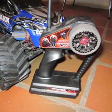 Bil Traxxas E-Maxx