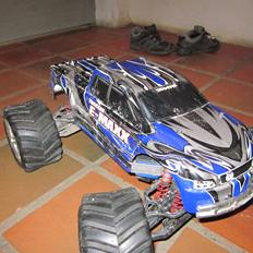 Bil Traxxas E-Maxx