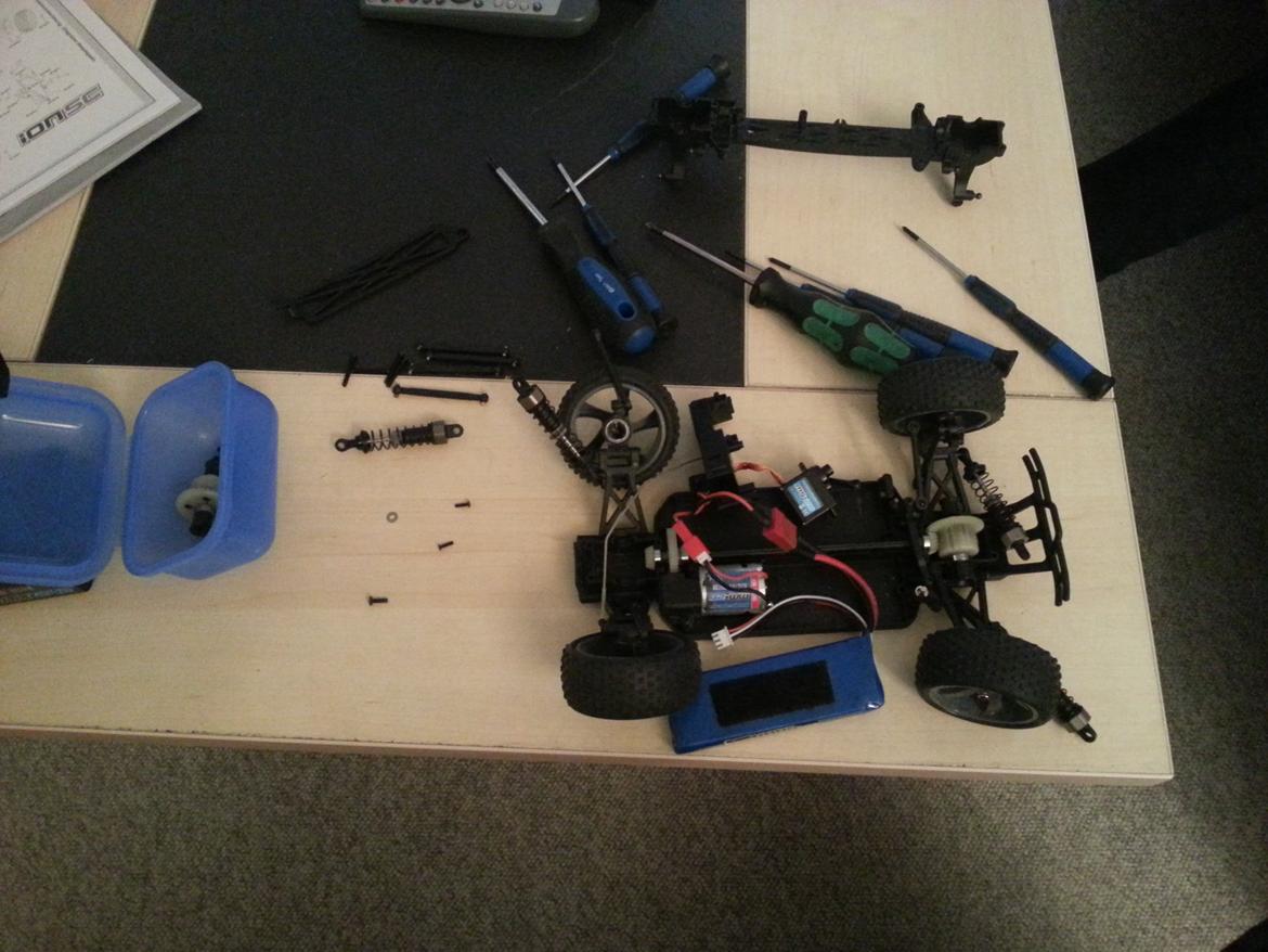 Bil LRP Maverick Short Course - Løs forbindelse til servo, så må man skille den af.... billede 12