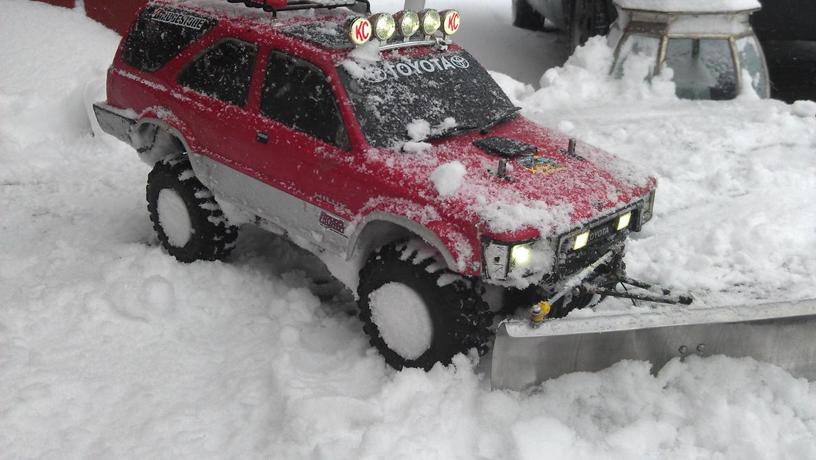 Bil kyosho toyota 4runner4x4 - jeg begyndte på snaskraberen sidste år, men blev aldrig fæedig med den. nu er den monteret og det virker fint. billede 12