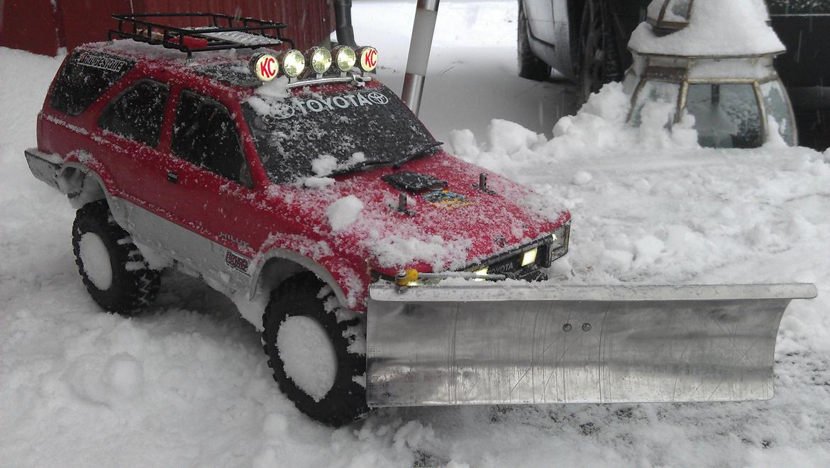 Bil kyosho toyota 4runner4x4 - skraberen er i rustfridt stål. 
stiverne har jeg sølvloddet sammen, og bladet kan heves og sænkes via et 3racing spil.  billede 13