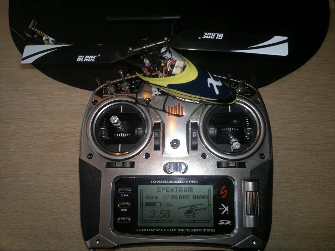 Helikopter E-flite Blade Nano CP X - Fylder ikke meget på senderen billede 7