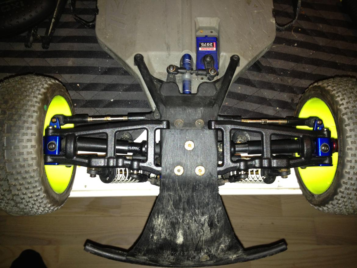 Bil Traxxas Slash 4x4 Ultimate 2.4 ghz - så kom der rpm arme på og proline sko  billede 8