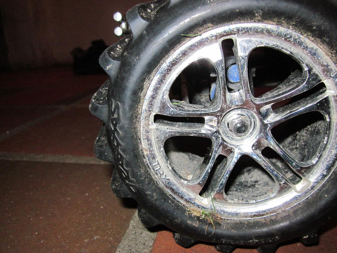 Bil Traxxas E-Maxx - Hjulene holder endnu... billede 4
