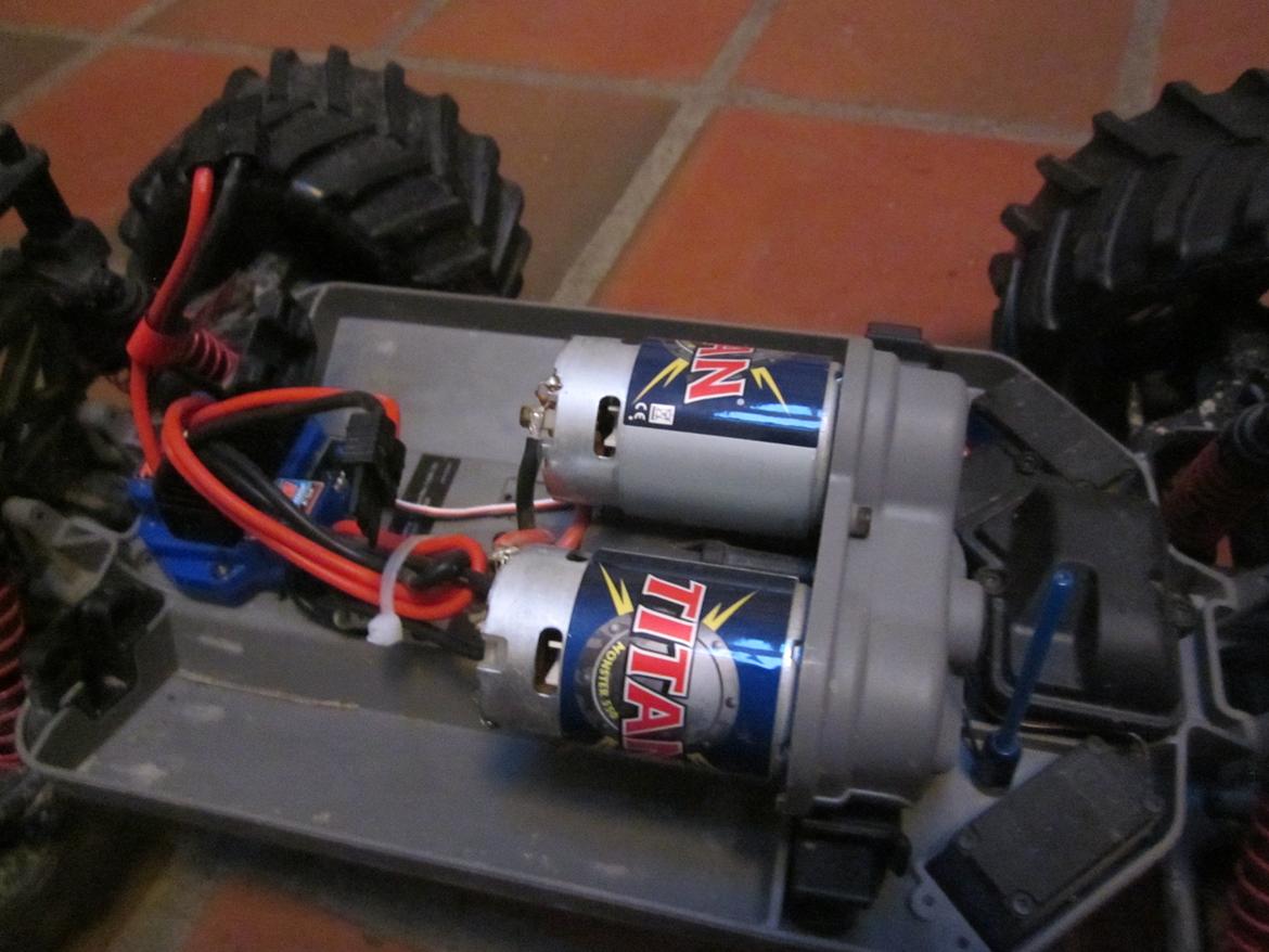Bil Traxxas E-Maxx - Disse er heller ikke mine bedste venner..Som sagt "Der mangler sq lidt POWER" billede 7
