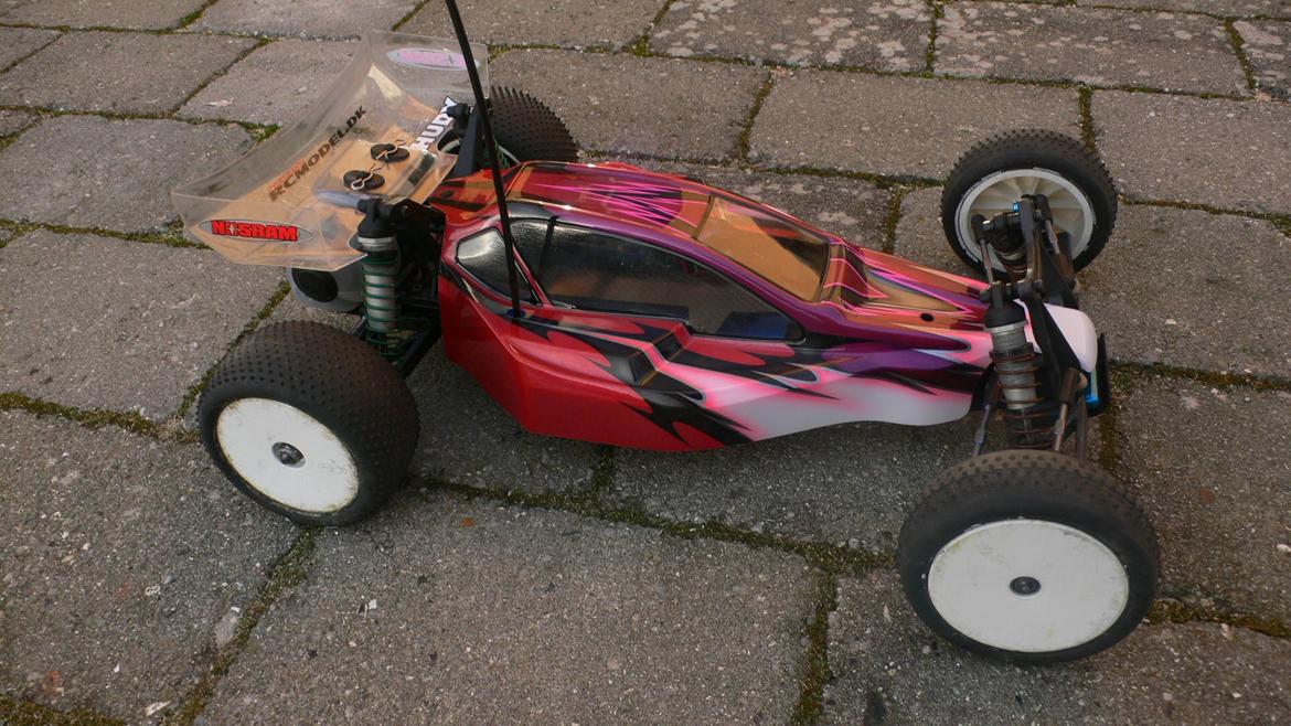 Buggy Team Associated RC10 B4 FT - Med airbrushed JConcepts karosseri. Det er malet af Tages Garage. billede 1