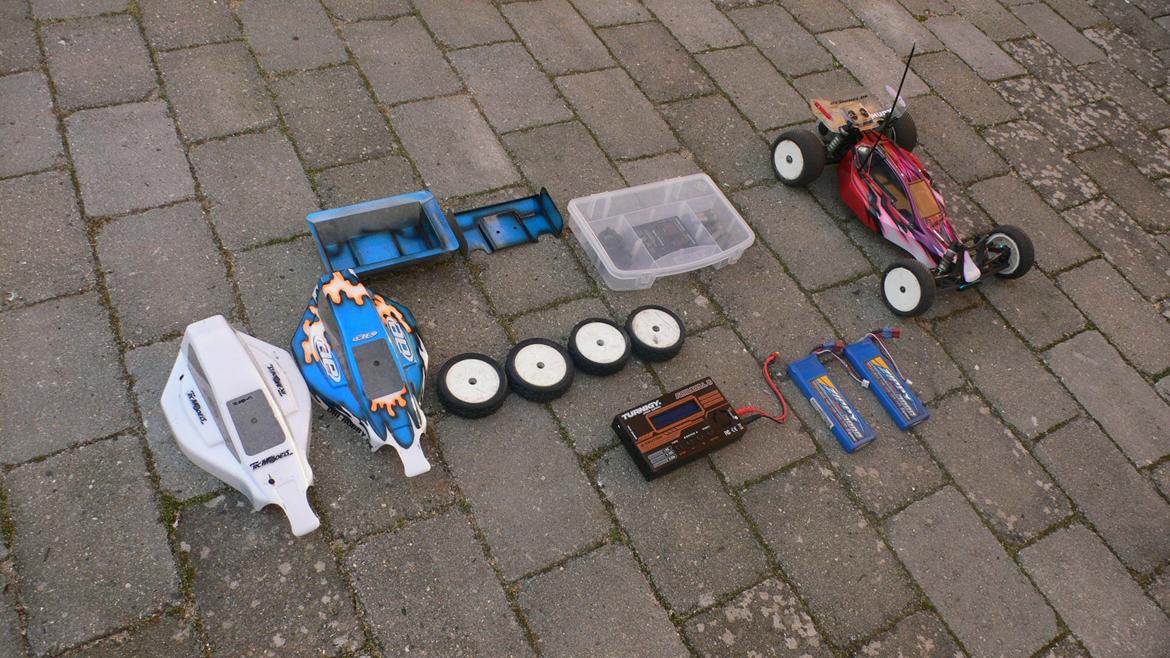 Buggy Team Associated RC10 B4 FT - På billedet ses: 
Bilen med gennemsigtig vinge + mit flotteste airbrushede JConcepts karosseri, mine 2 andre karosserier, mine 2 blå vinger hvor den ene er klippet ud, mine ekstra forhjul, en kasse med mine dele + programkort, min Turnigy lader og mine Li billede 14