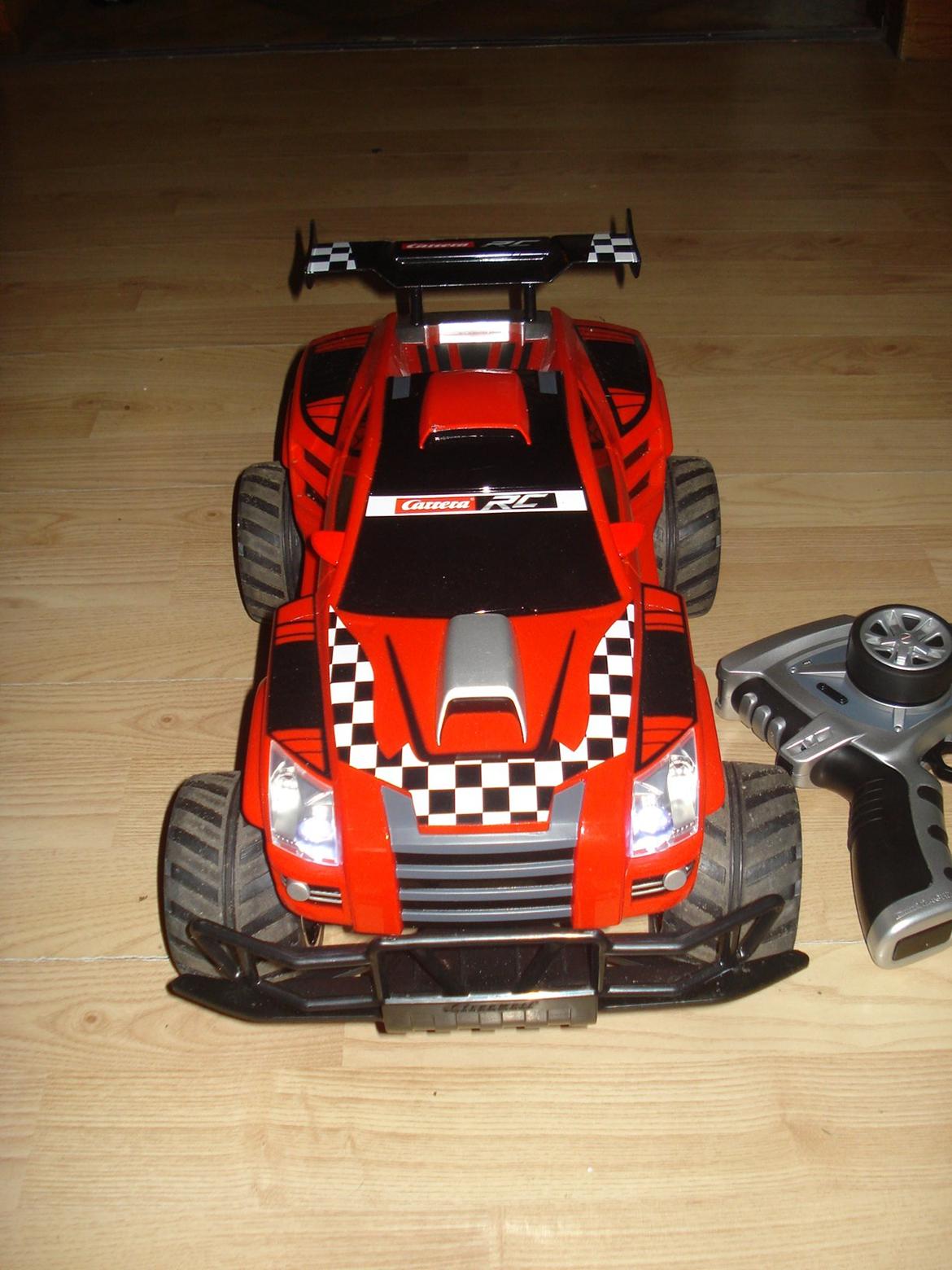 Bil Carrera rc, Racing machine - Her er lyset så tændt, lidt svært at se men det er det. billede 2