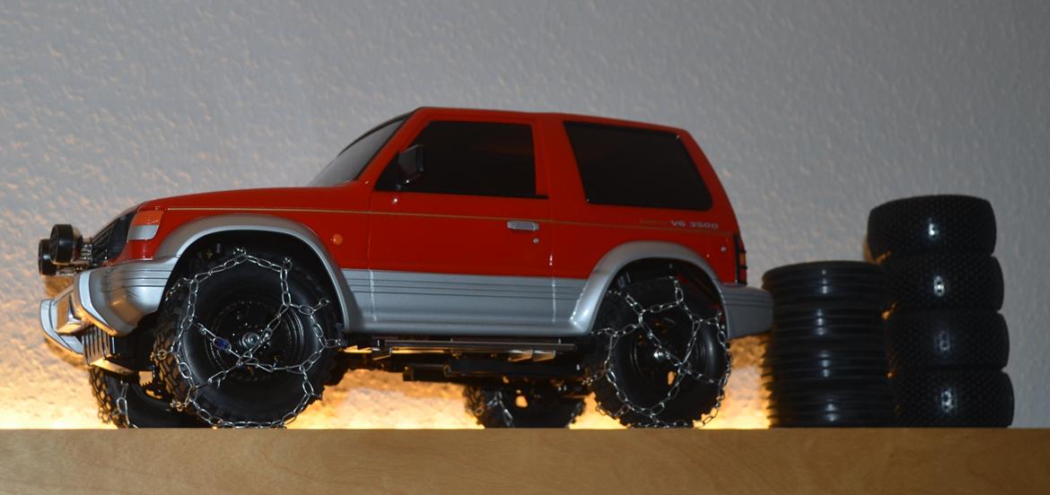 Off-Roader Tamiya CC-01 Pajero - Stadig Tamiya standard skod hjul, men nu med snekæder, så kan de måske lige klare en græsplæne uden at fedte for meget. :) billede 7