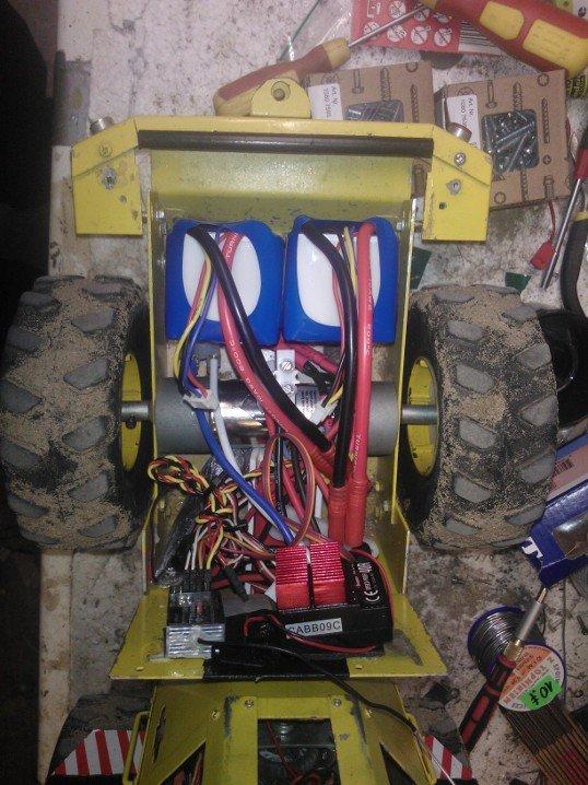 Maskiner Graupner Hanomag - Et kig ned i bagenden i bunden ses to af de fire gear-motorer der får den til at køre... billede 8