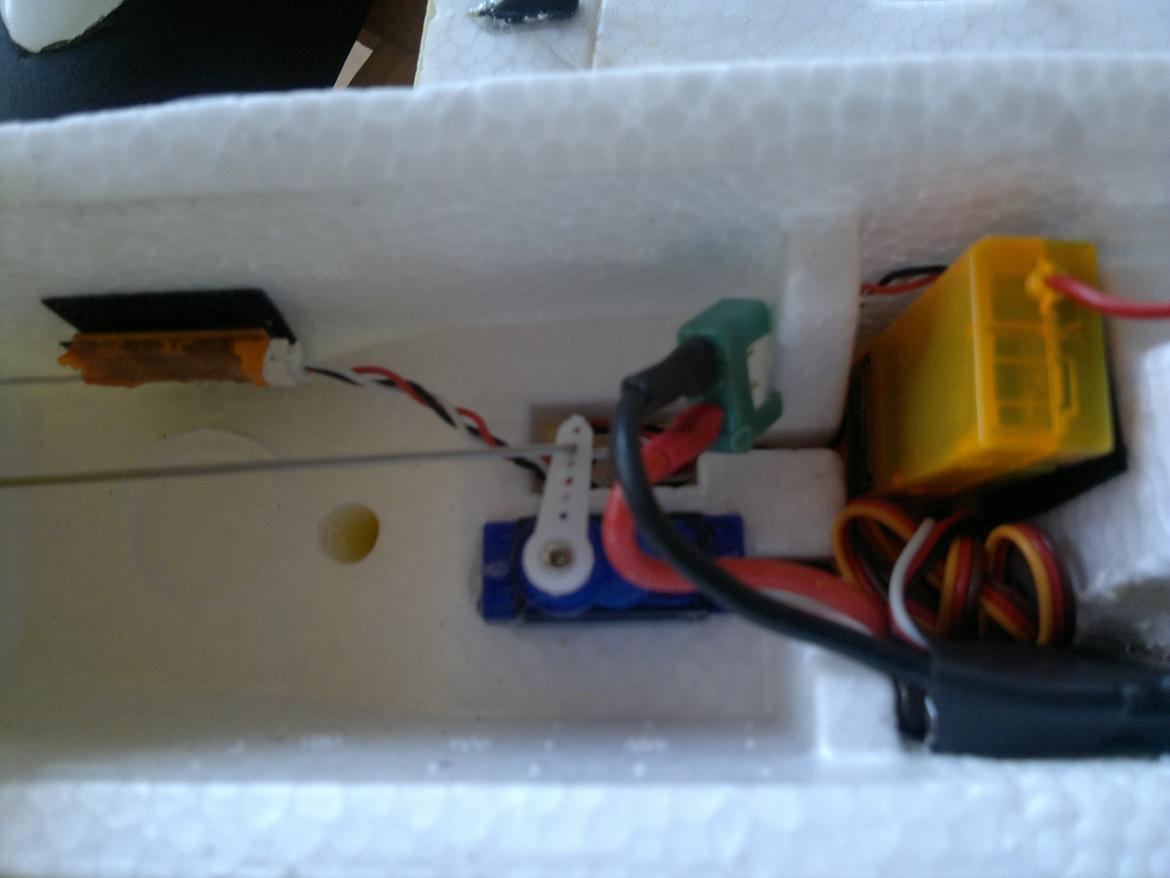 Fly Rarebear Funfighter R.I.P - Servo og modtager med sat. Fint med plads billede 11
