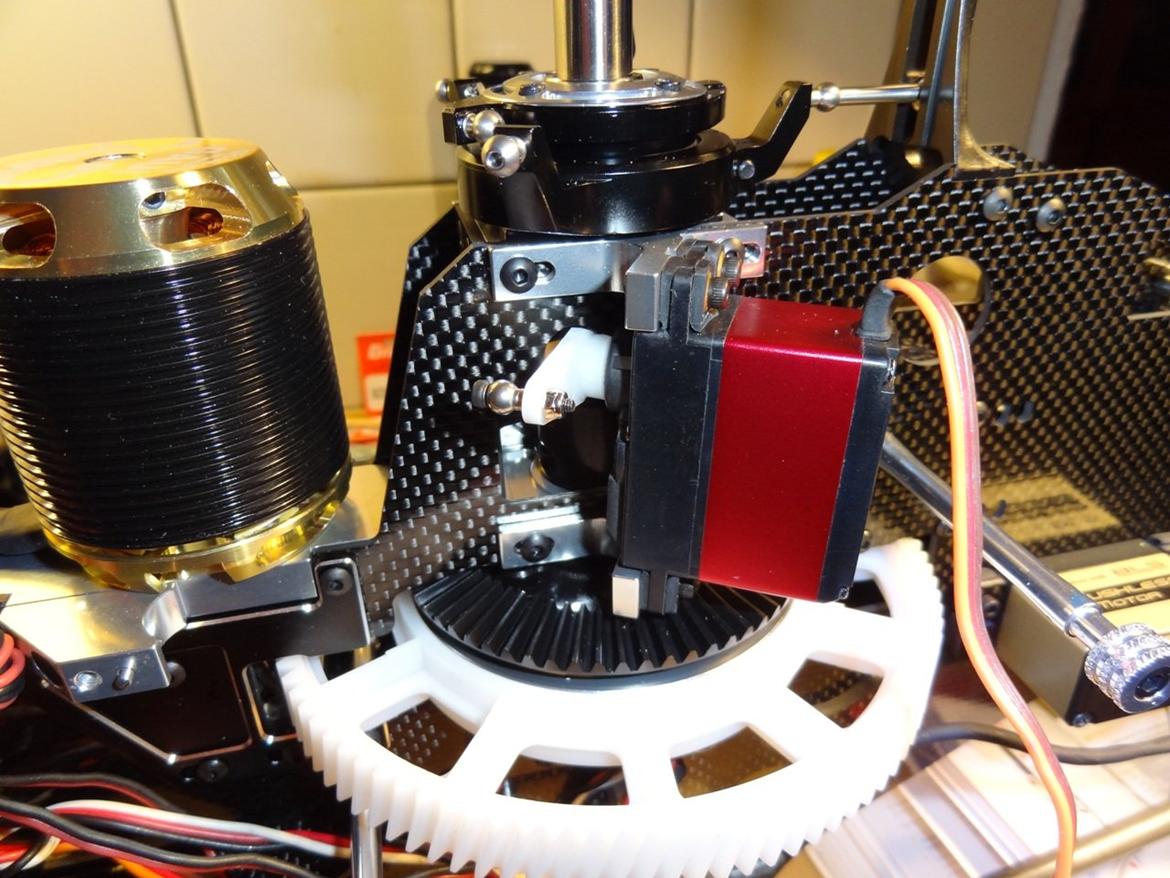 Helikopter Gaui X7 - Swashservoer og motor. billede 5