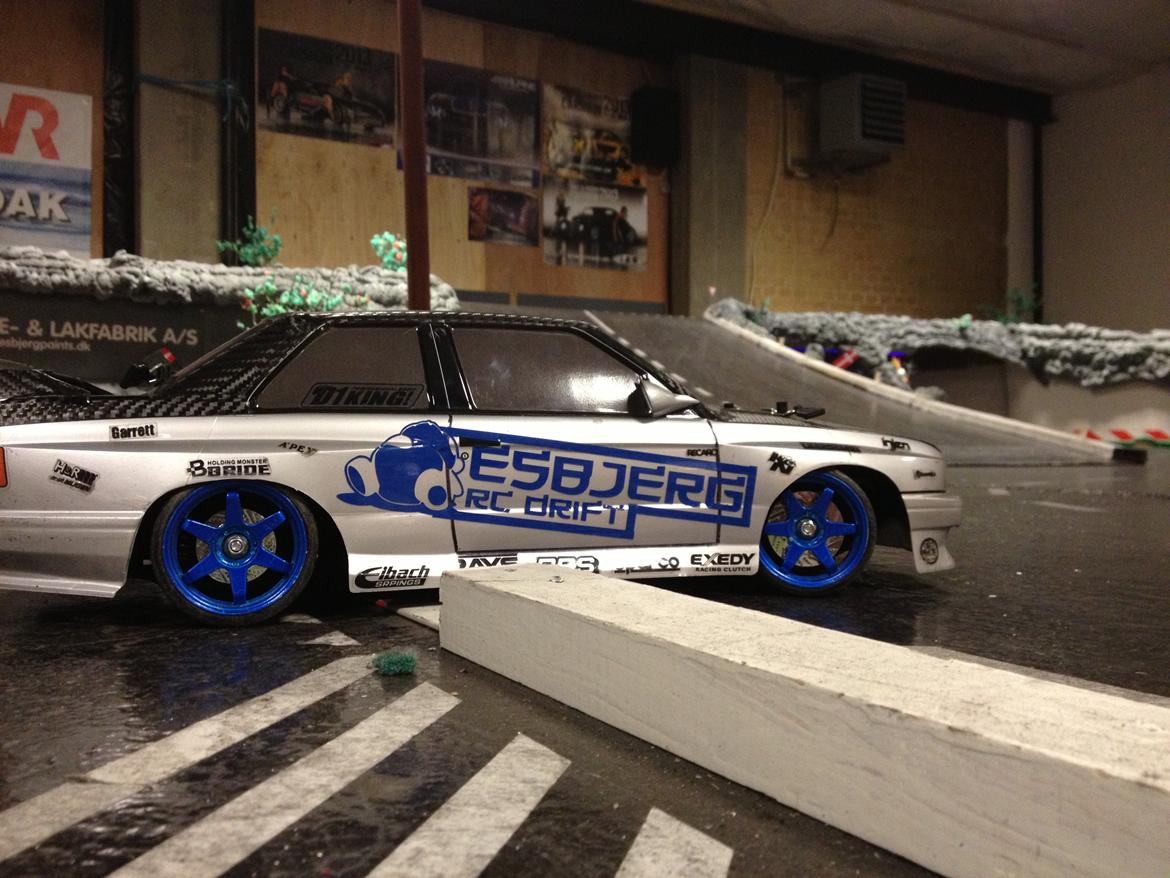 Bil Tamiya TT-01E Solgt - Lidt Carbon folie og blå fælge billede 13