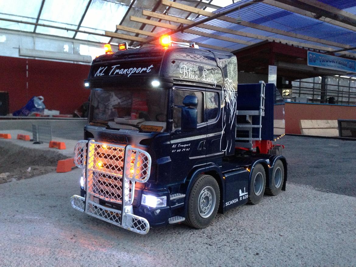 Lastbiler | Scania R620 6x4 "Blue Lady" - Et med det hvide gitter, men det knak tit så det er røget af! billede 27