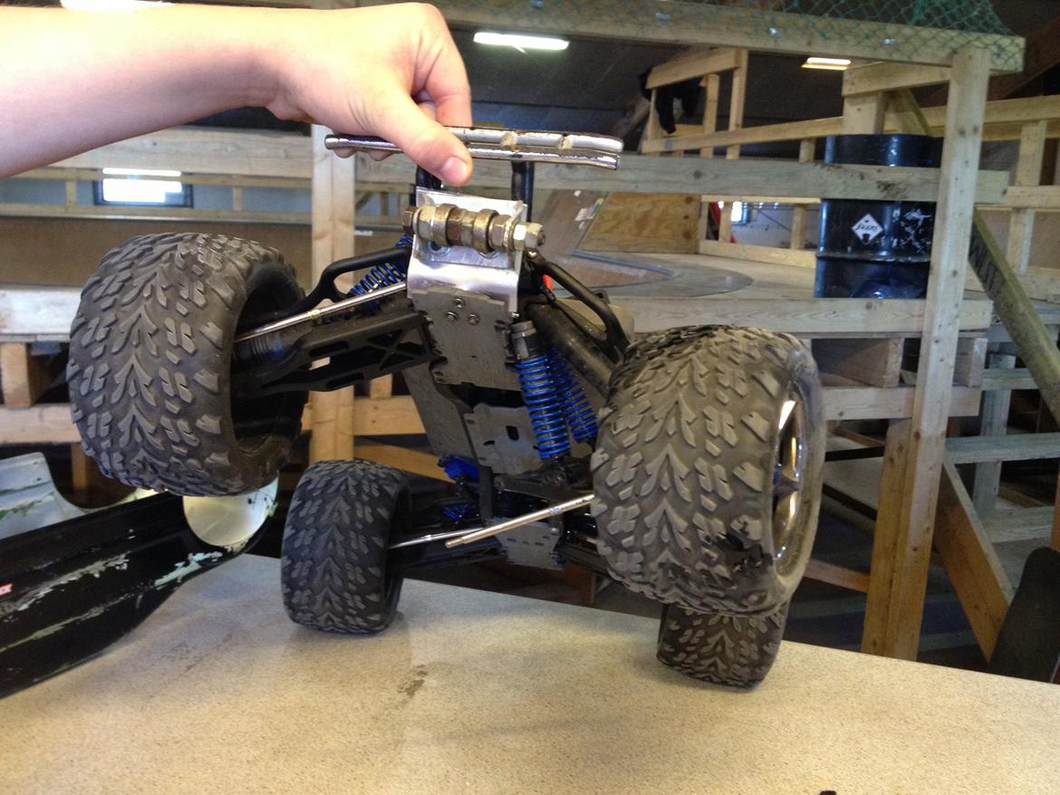 Truck Traxxas E-maxx - var ude og hoppe lidt med den på ramperne i Laden her i Slagelse. Desværre gik det lidt galt til sidst. Bilen røg lidt skævt op og landede på en hårdt PVC rør på kanten af en af ramperne. billede 18