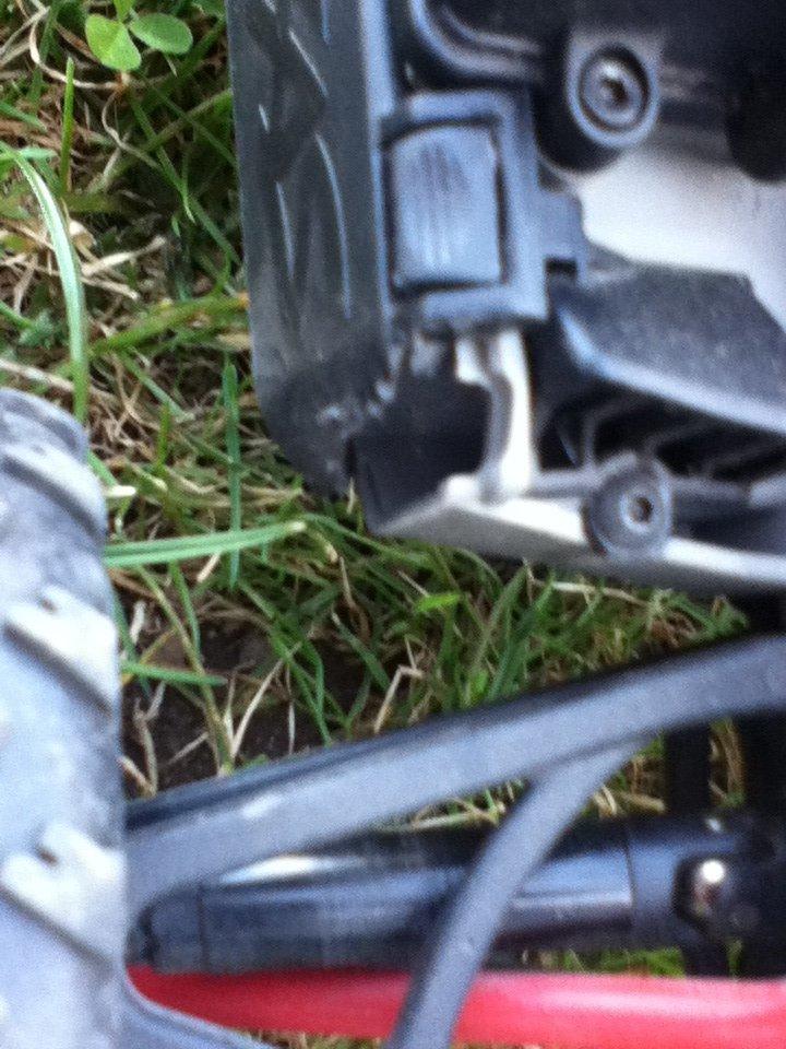 Off-Roader Traxxas E-Revo VXL - Jeg har lavet et hul så ledningen fra mit LIPO batteri kommer nemmere ud billede 10