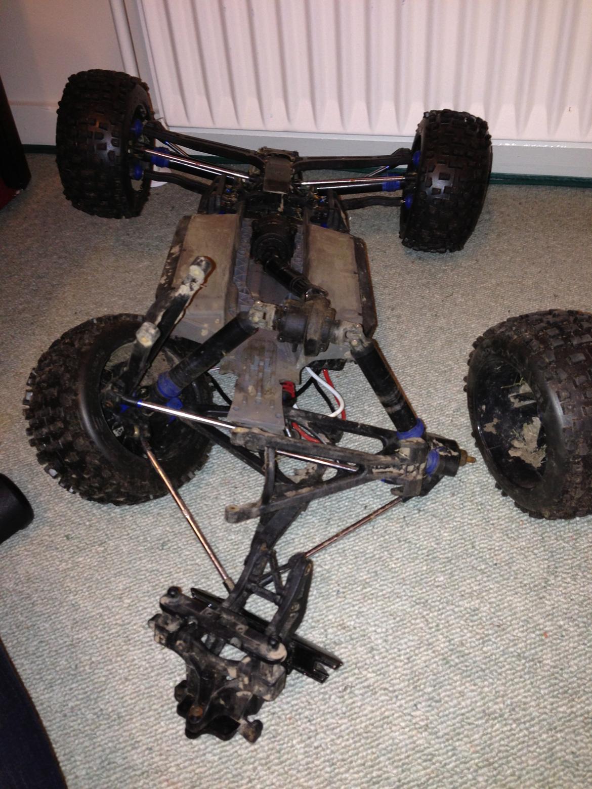 Off-Roader E-Revo Brushless 1:8 - Efter en god dags bashing - den klarede ikke et stort hop med 80km/t billede 7