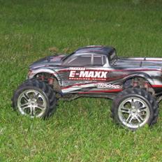 Bil Traxxas E maxx