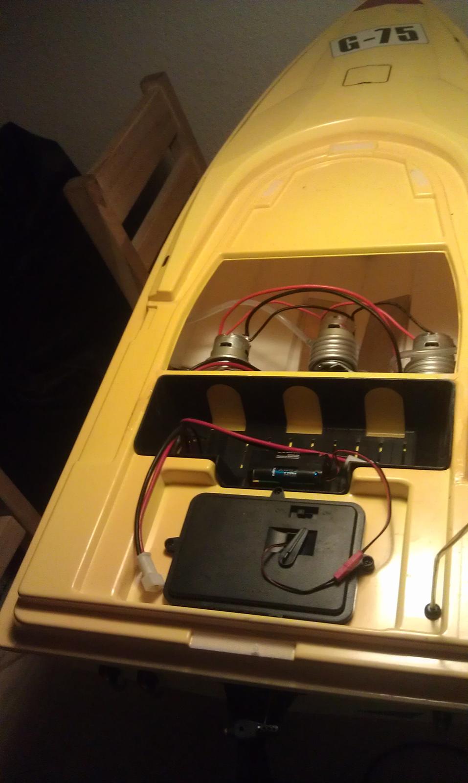 Båd Graupner Giant Racer - Overview af "motorrum" billede 10