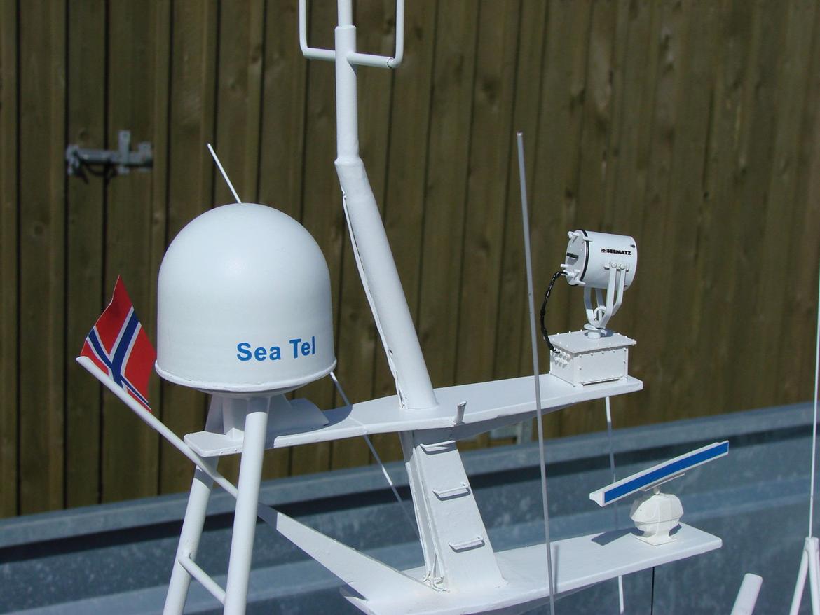 Båd Norsk linetrawler - Radarkuplen og mastprojektøren. billede 8