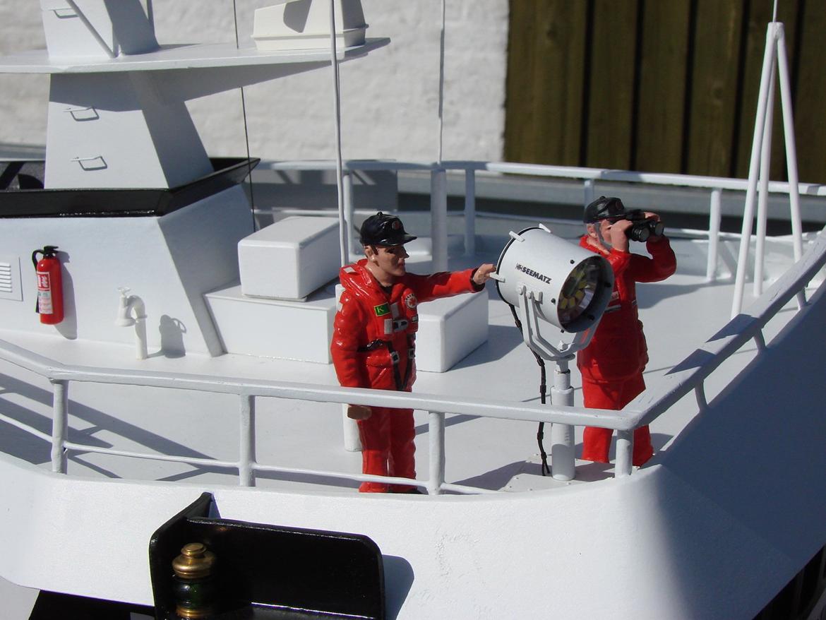 Båd Norsk linetrawler - Den store kraftige Seematz projektør på styrhustaget, bliver her betjent af mandskabet. billede 9