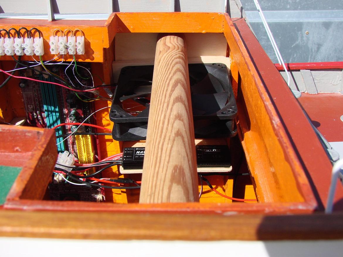 Båd Norsk linetrawler - Rundstokken er balancepunktet jeg løfter trawleren i. Under den og ventilatoren sidder de 2 fartregulatorer til hovedmotor og bowthruster. billede 15