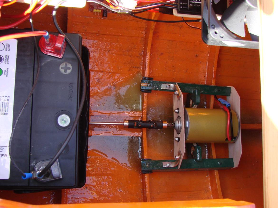 Båd Norsk linetrawler - Hovedmotor og 20 Amp 12v batteri. det er IKKE vand der står i bunden, men 1,5 liter epoxy-harpiks der er fordelt indv. i skroget. billede 16