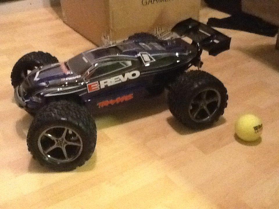 Off-Roader Traxxas E-REVO 1:8 brushless - Her ses bilen ved siden af en almindelig tennis bold. billede 1