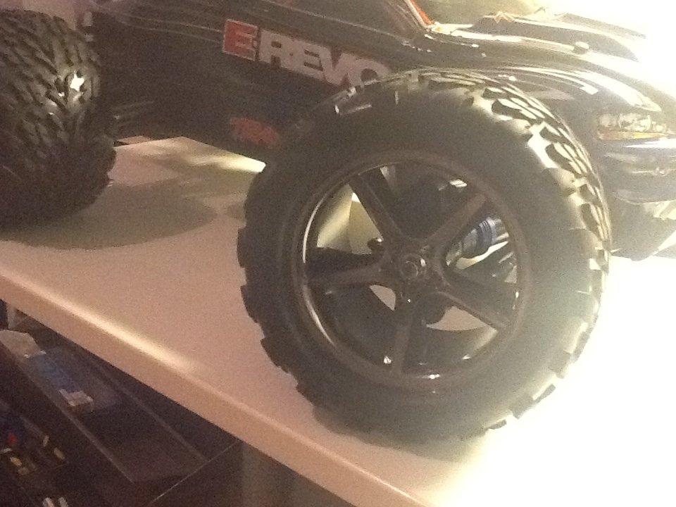 Off-Roader Traxxas E-REVO 1:8 brushless - Jeg er personligt meget glad for lige præcis denne type fælge. billede 5