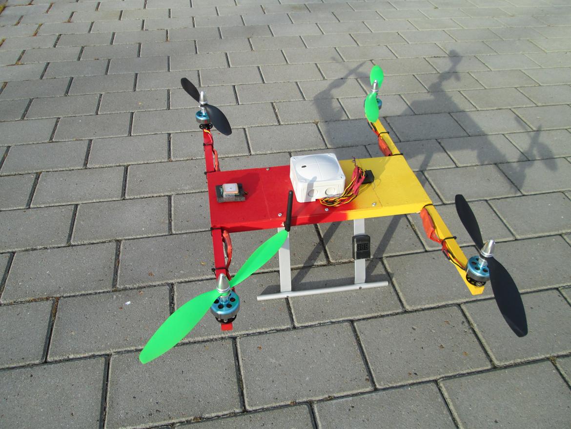 Multirotor Quadrocopter (H-frame) - Farverne er valt så man kan se forskel på for og bag. billede 1