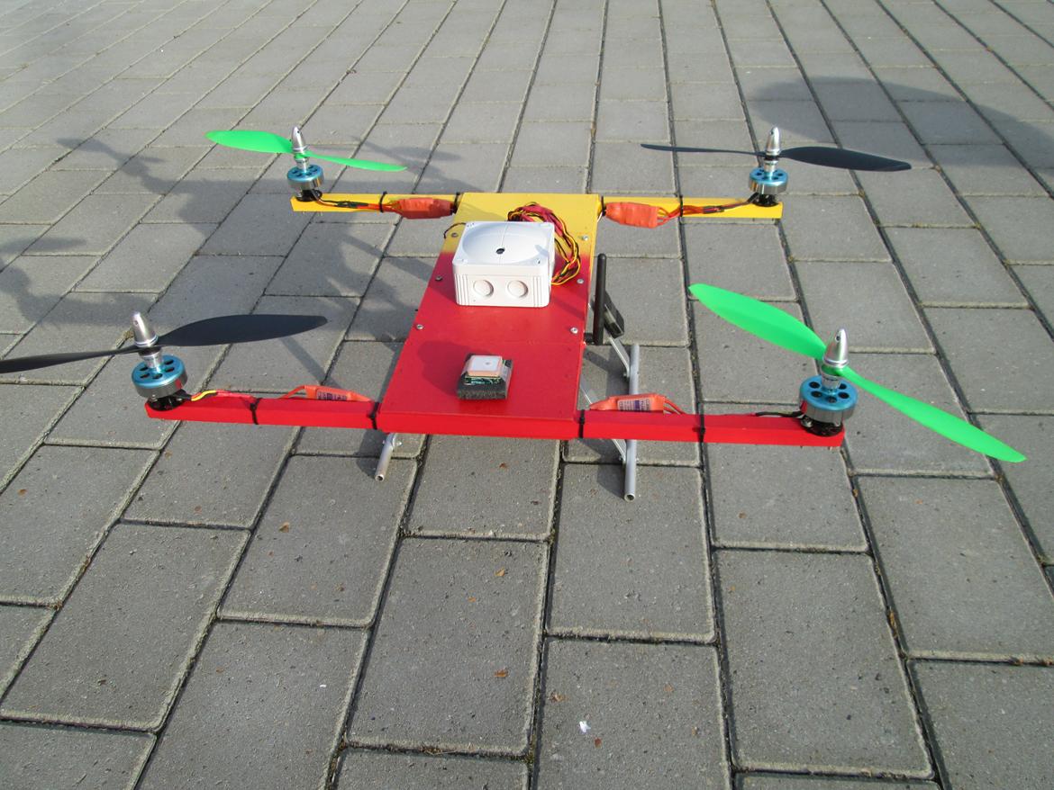 Multirotor Quadrocopter (H-frame) - Forrest ses GPS modulet, i midten kassen med flight controlleren. Den lille sorte antenne er til telemetri. billede 2