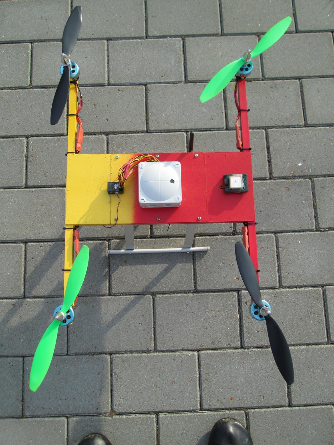 Multirotor Quadrocopter (H-frame) - Fjernstyringsmodtageren er placeret på det gule område. billede 4