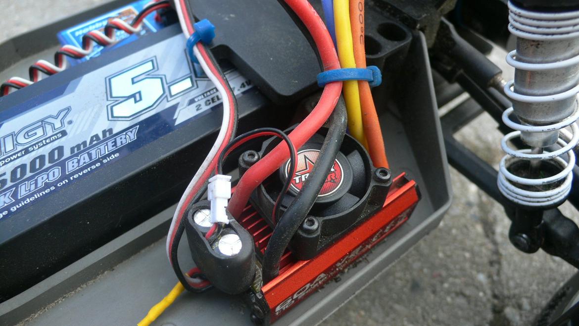 Truck Traxxas Rustler VXL Upgradet - Jeg har flyttet ESC'en ned, for at få en bedre vægtfordeling, samt et lavere tyngdepunkt. billede 16