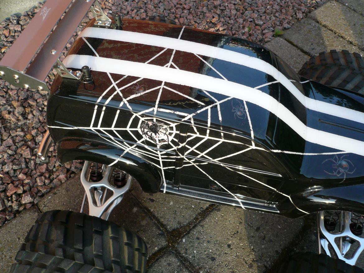 Bil Traxxas E-Maxx "Black Widow" - Det er mit første forsøg som karossemaler. billede 3